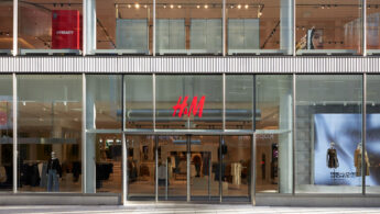 Η H&M επανασυστήνει το κατάστημα στην Ερμού 54